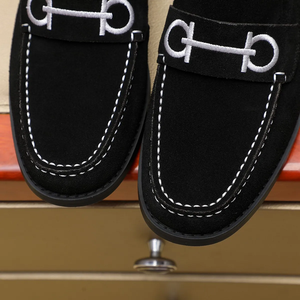 Men's shoes 💰460 🔥 Ferragamo new men's casual slip-on shoes 🇨🇳 Official website original 1:1 mold, original quality 💯 fine workmanship, high-end luxury ☘ The upper is made of imported Italian first-layer cowhide 🌴 Luxurious water dyeing 🐂 Leather lining 🍓 Rubber wear-resistant and non-slip outsole, breathable and comfortable to wear 🍍 The first choice for high-taste men, color optional! Code number 38-44 (45.46. Customized)